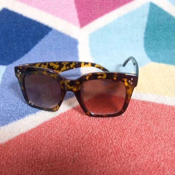 2 pairs of Fashion Sunglasses‎ - Picture 2 of 5